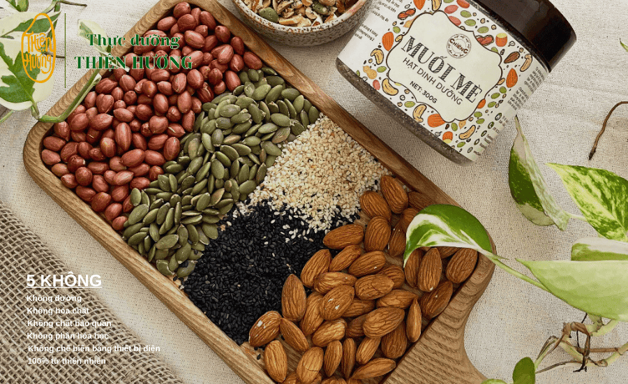 Muối mè thực dưỡng được chế biến dễ dàng từ hai nguyên liệu chính là mè và muối tinh khiết