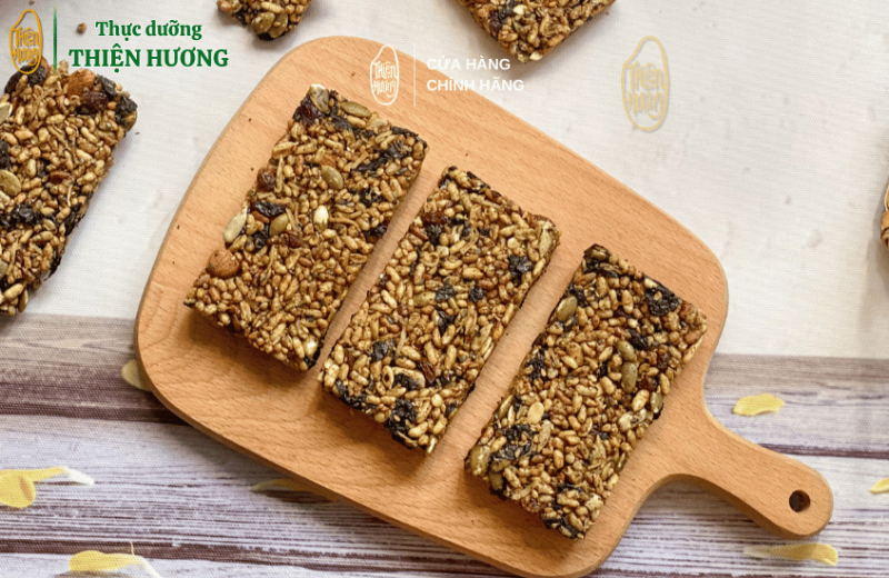 Thanh gạo lứt dinh dưỡng - Giải pháp ăn vặt lành mạnh mỗi ngày 5 thanh com rong bien say hat giai phap thay the hoan hao cho bua phu