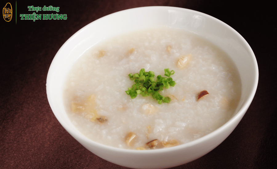 7 Lợi Ích Thành Phần Dinh Dưỡng Hạt Sen Đối Với Sức hỏe 6 Cháo hạt sen là món ăn mềm, nhẹ bụng, phù hợp cho người bệnh cần bồi dưỡng.